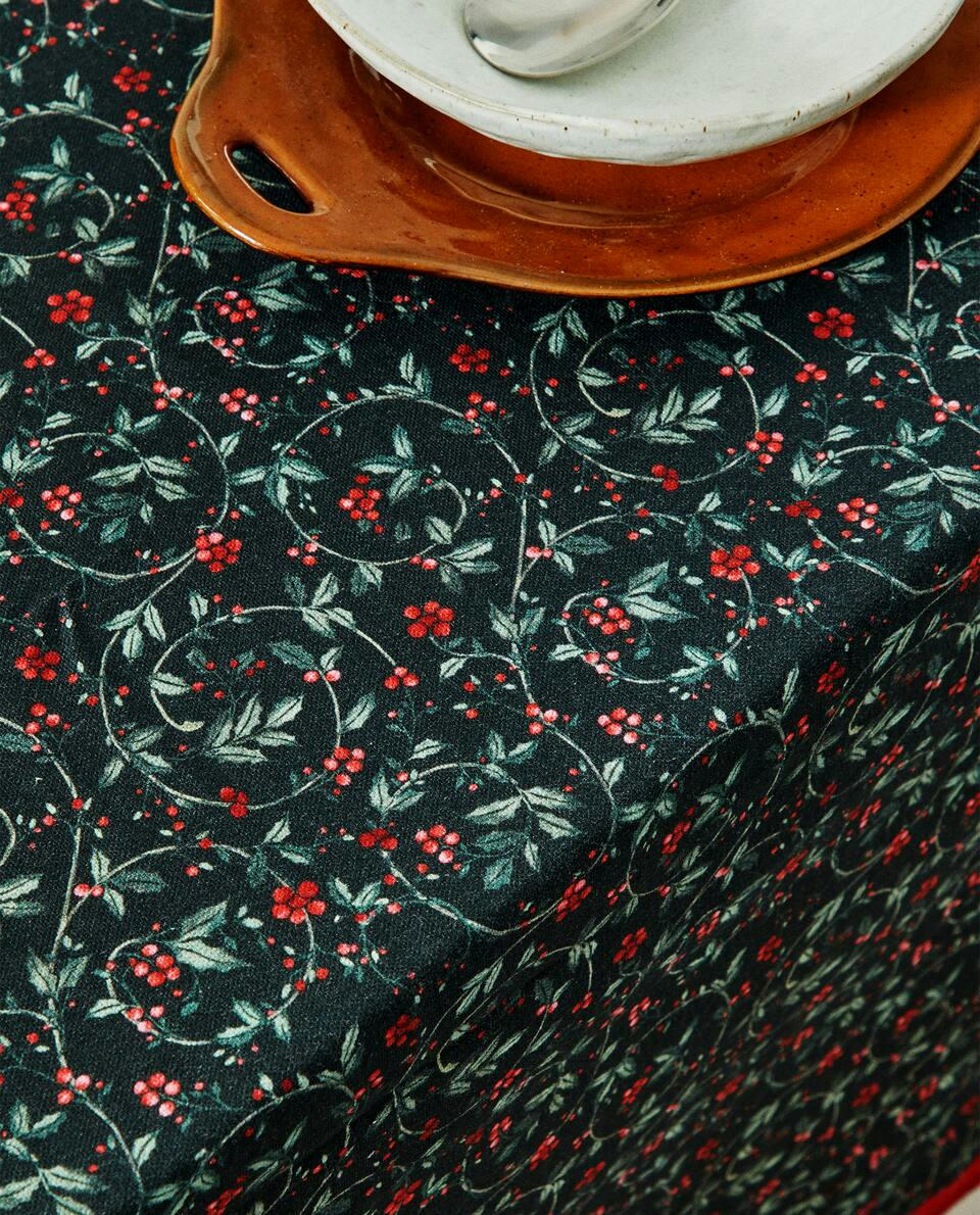 COTTON CHRISTMAS VINE TABLECLOTH