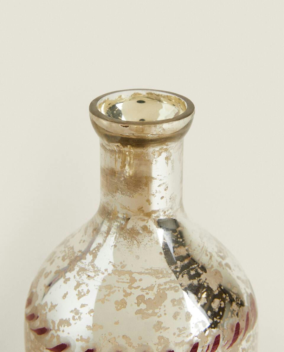 GLASS VASE WITH CHRISTMAS FLOWERS