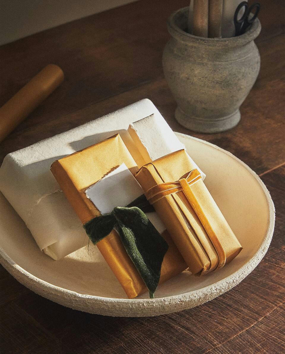 GOLD CHRISTMAS WRAPPING PAPER