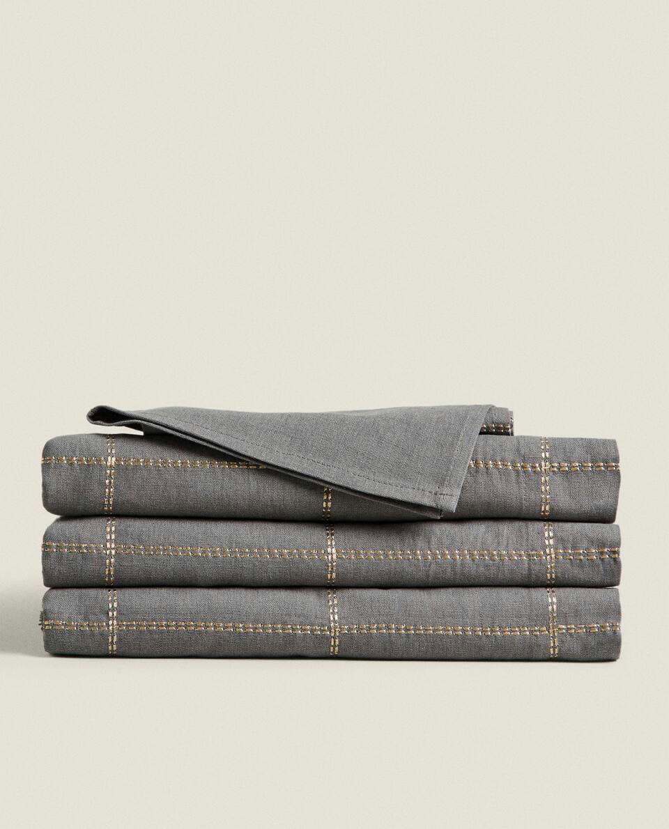 CHRISTMAS CHAIN LINEN TABLECLOTH