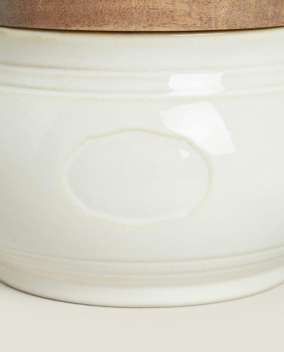 CERAMIC SALT SHAKER WITH WOODEN LID