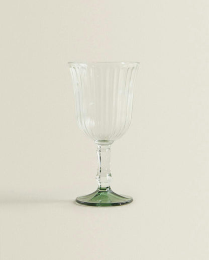 RAISED DESIGN WINE GLASS