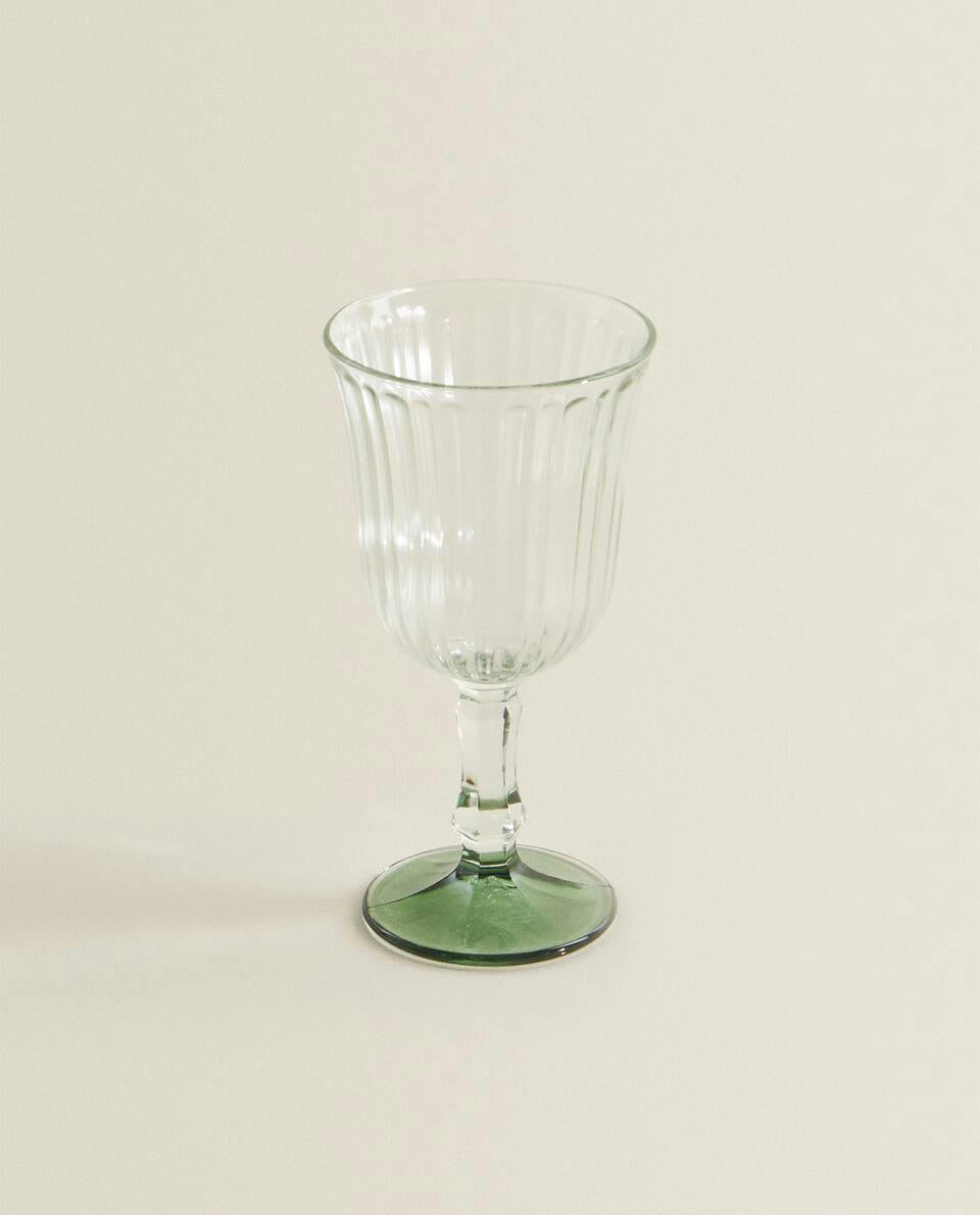 RAISED DESIGN WINE GLASS