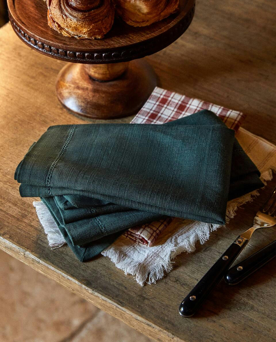 PACK OF HEMSTITCHED CHRISTMAS NAPKINS (PACK OF 2)